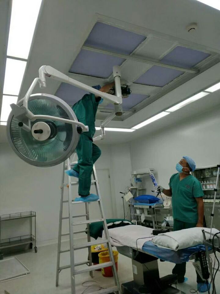 手术室洁净层流送风天花高效过滤器更换现场实拍图